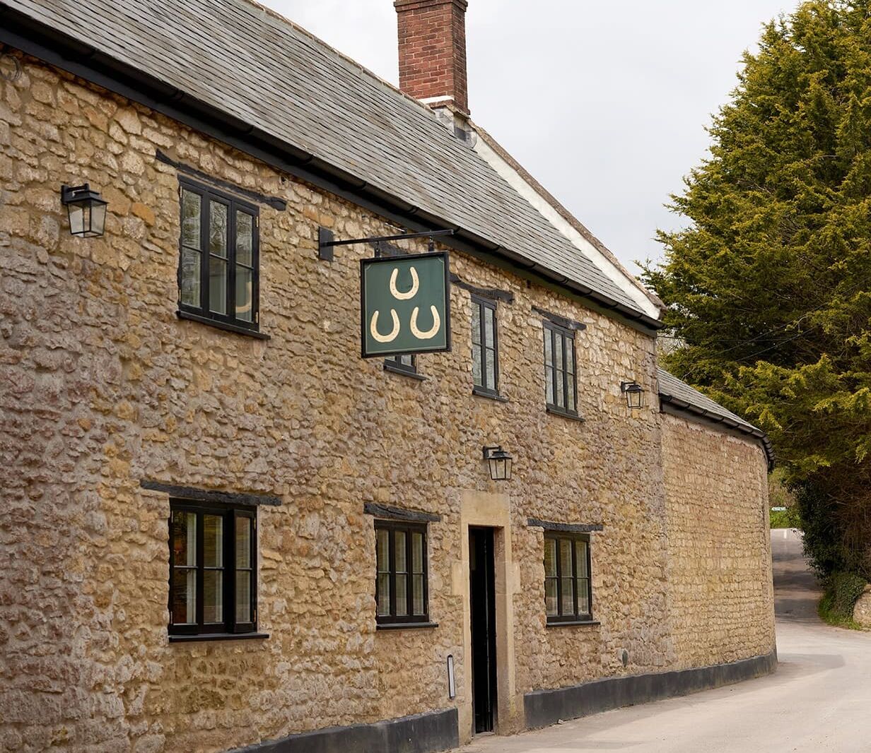 the-three-horseshoes-1232x1066